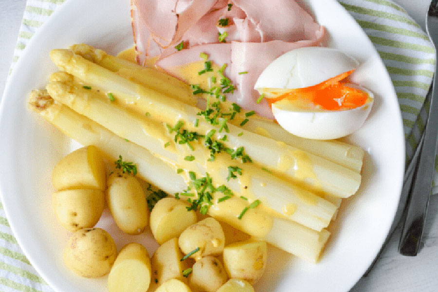Klassieke asperges met ham en ei