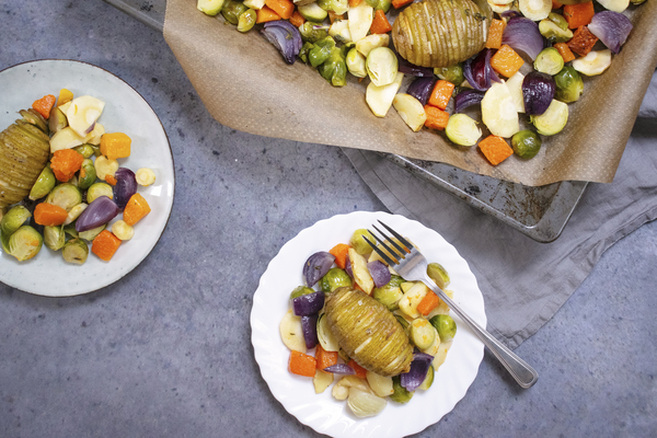 Hasselback aardappels met winterse groenten uit de oven