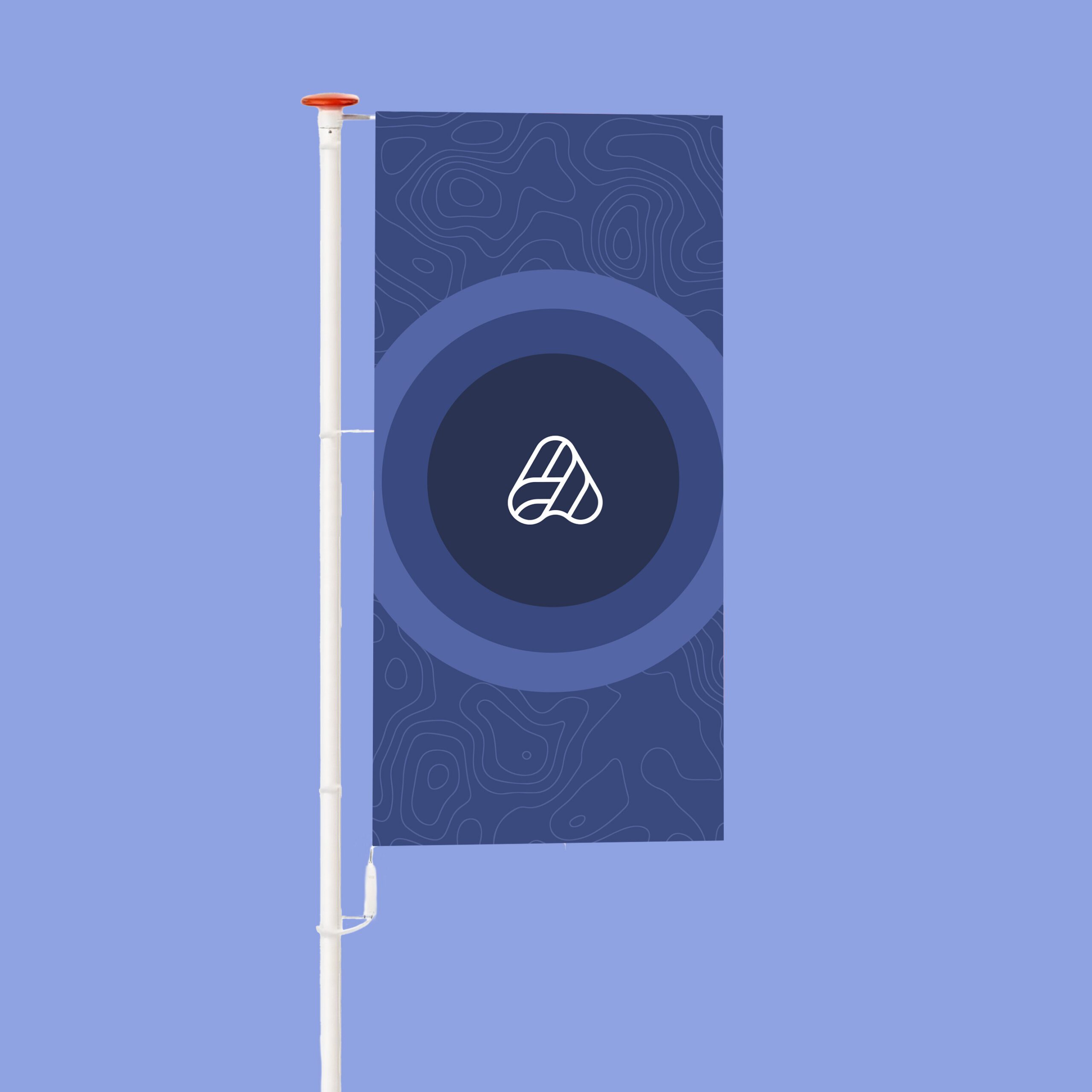 Voorbeeld van baniervlaggen in gebruik voor bedrijfspanden en evenementen, met een lange verticale vorm en opvallende, kleurrijke ontwerpen.