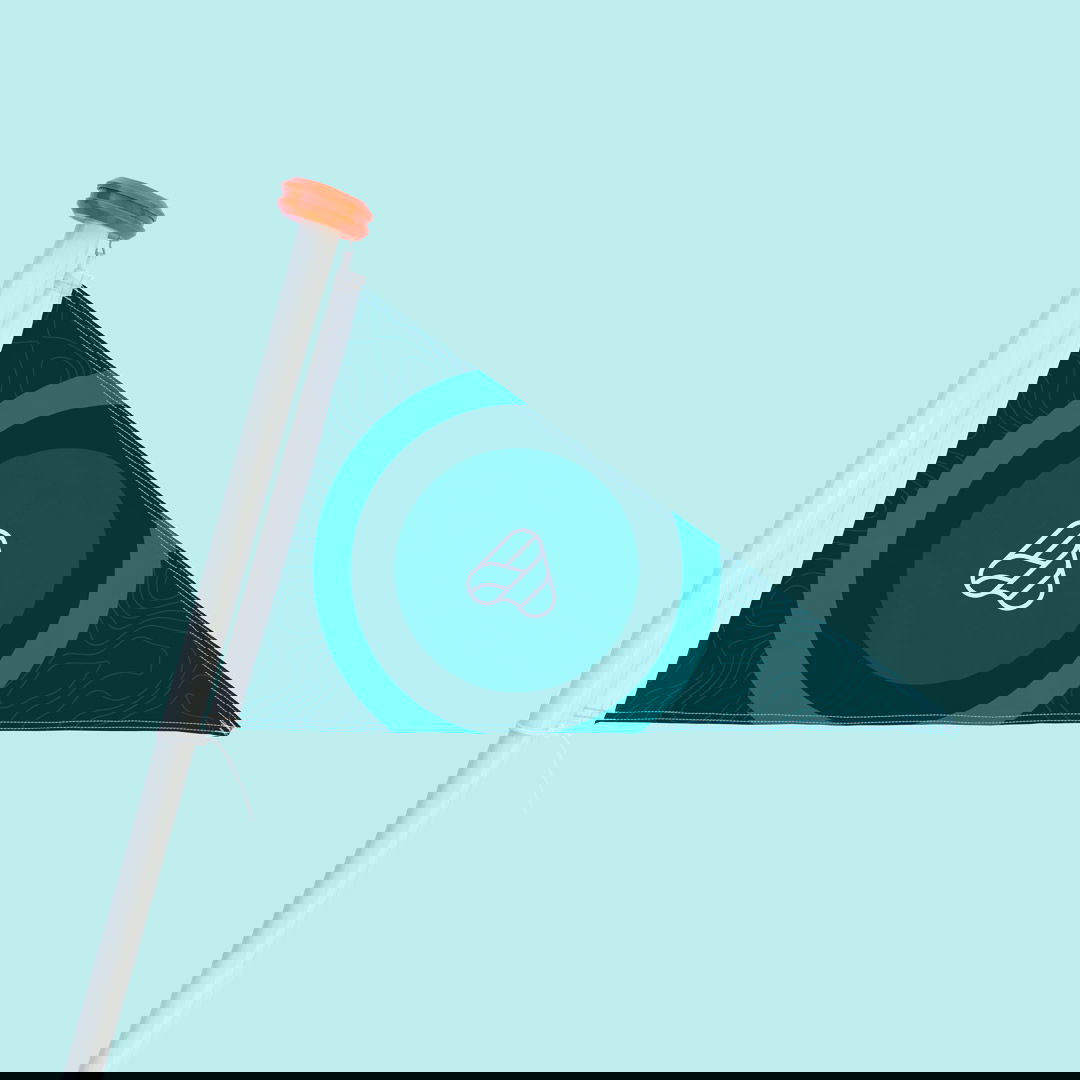 Voorbeeld van bootvlaggen op een jacht, perfect voor watersportclubs en persoonlijke vlaggen op het water, met levendige kleuren en duurzame materialen.