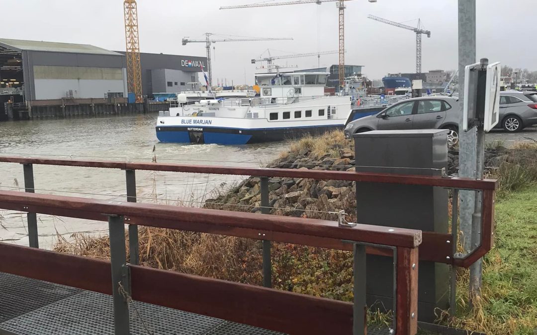 Nieuw houtwerk op de leuningen van de steigers in Werkendamse havens.