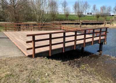 Vlonder Dokvijver Werkendam opgeknapt met nieuw dek en leuningwerk