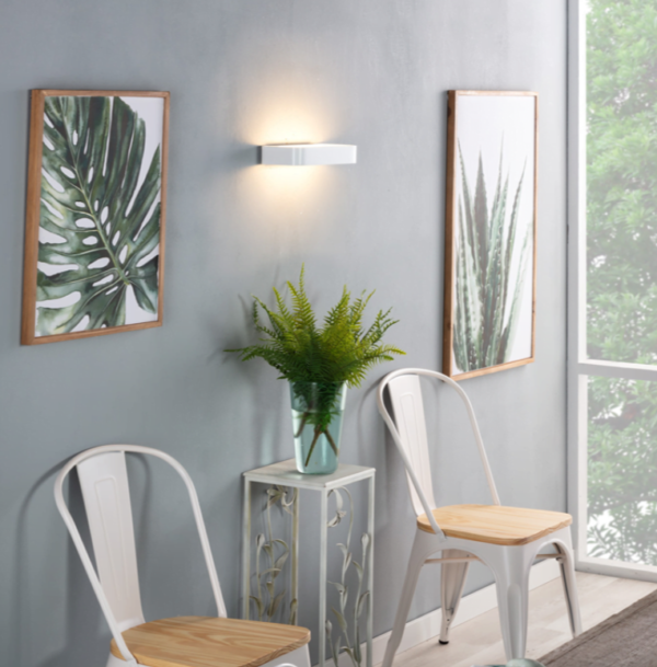 stoelen met plant en schilderij