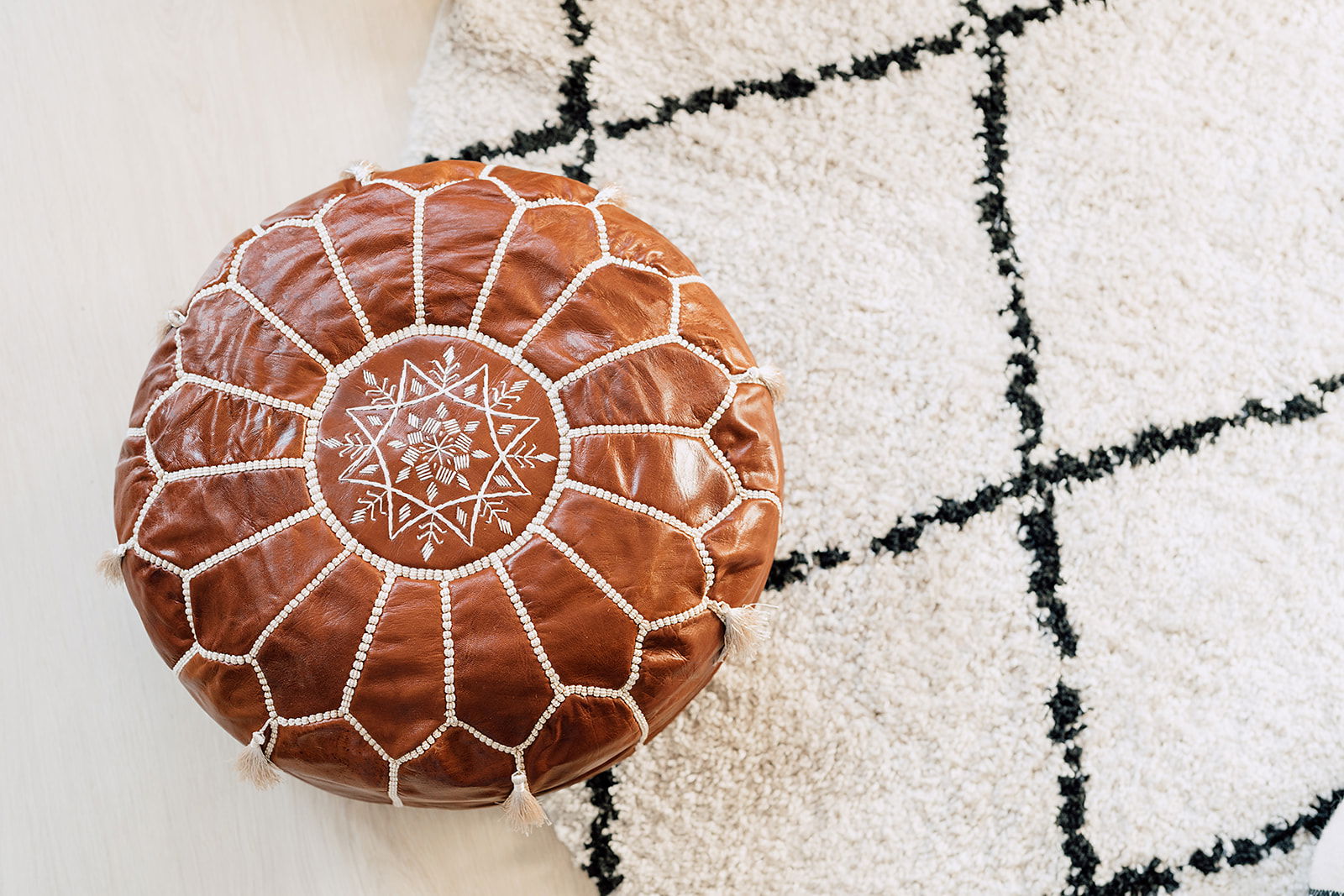 Marokkaanse leren poef Bordeaux bruin met kwastjes - Afbeelding 3