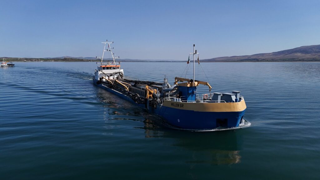 {:nl}In opdracht van Baggerbedrijf De Boer heeft Filia Dredging met de TSHD Willem Sr in April en Mei 2025 de haven van Fenit (Ierland) uitgebaggerd.{:}{:de}Im Auftrag des Baggerunternehmens De Boer hat Filia Dredging im April und Mai 2025 mit dem TSHD Willem Sr den Hafen von Fenit (Irland) ausgebaggert.{:}{:gb}On behalf of Baggerbedrijf De Boer Filia Dredging dredged the port of Fenit (Ireland) with the TSHD Willem Sr in April and May 2025.{:}