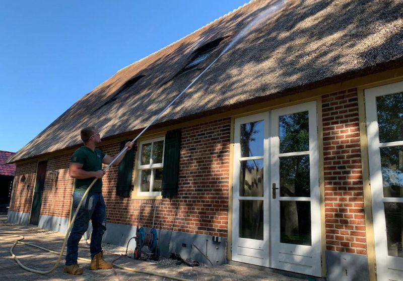 Algenbestrijding rieten dak