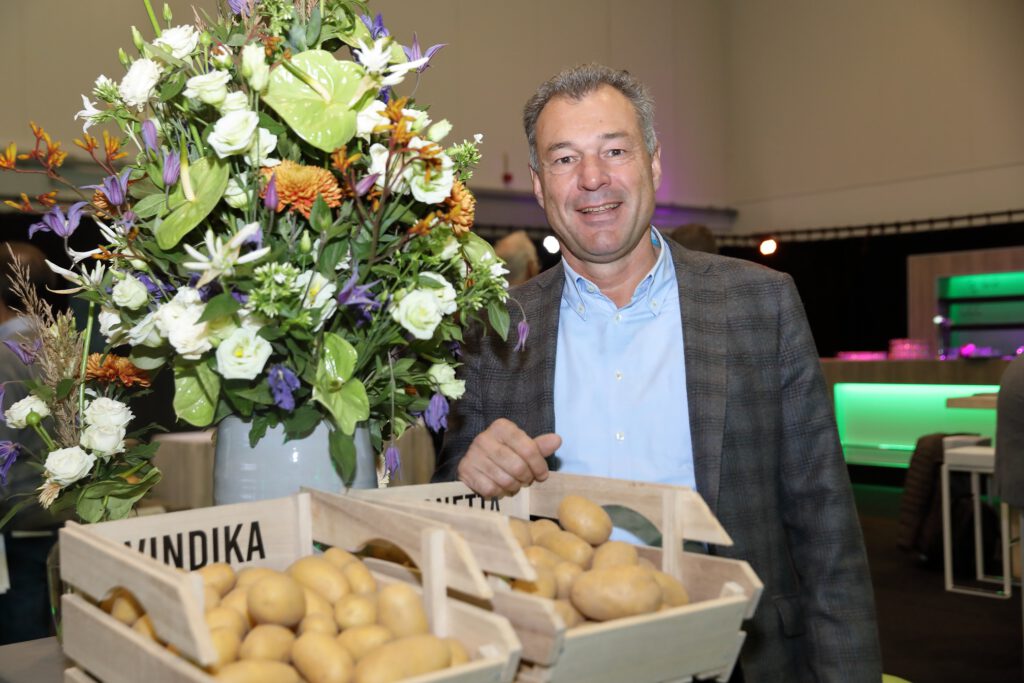 Europlant Managing Director Jörg Renatus with varieties Vindika and Simonetta