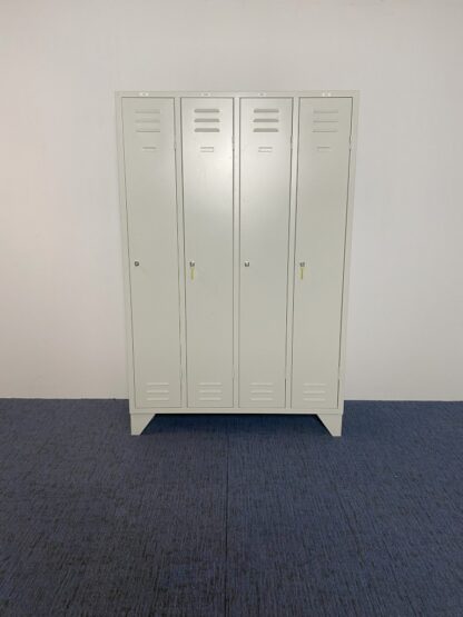 Garderobekast 4-deurs, lichtgrijs, H 184 x B 120 x D 50 cm.