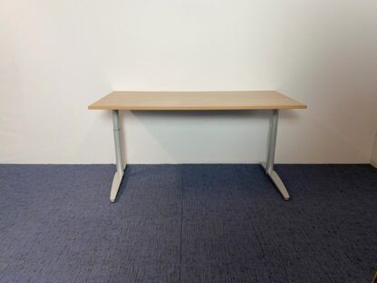 Bureau Palmberg, kersen havanna blad, aluminium onderstel, 160 x 80 cm.