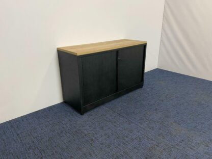 Roldeurkast Ahrend, zwart (nieuw gespoten), nieuw topblad, H 74 x B 120 x D 45 cm. - Afbeelding 3