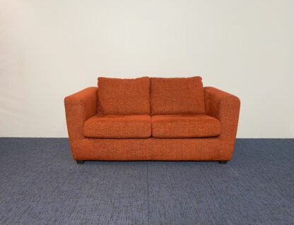 Bankstel, rood/oranje stoffering, H 68 x B 170 x D 90 cm.