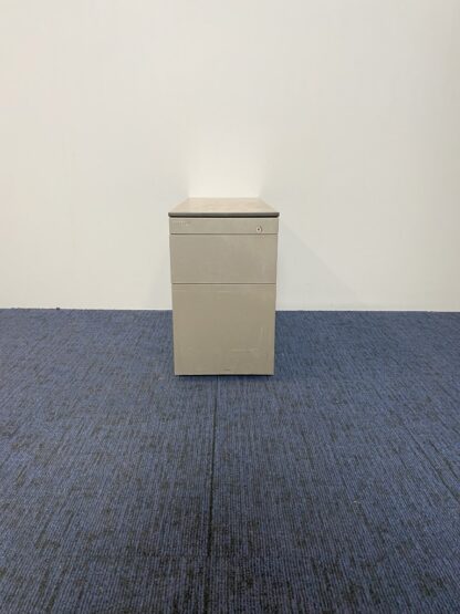Ladeblok Ahrend, grijs, eiken topblad, 1 pennenlade, 1 lade, 1 hangmap lade, H 57,5 x B 31,5 x D 76 cm.