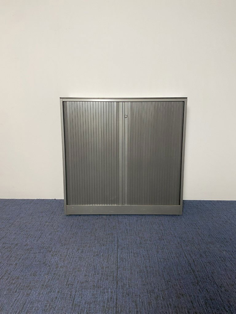 Roldeurkast Ahrend, antraciet, lichtgrijs topblad, H 120 x B 120 x D 45 cm.