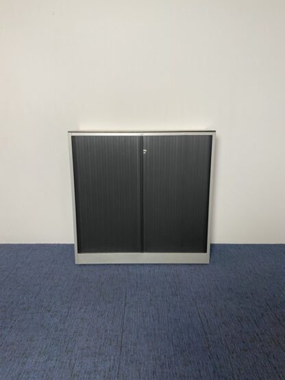Roldeurkast Ahrend, aluminium/zwart, ahorn topblad, H 105 x B 120 x D 45 cm.