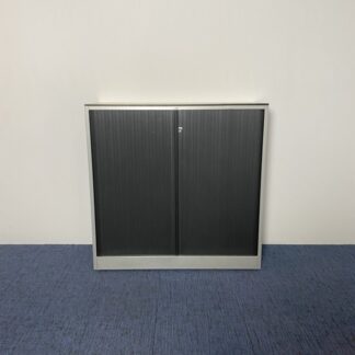 Roldeurkast Ahrend, aluminium/zwart, ahorn topblad, H 120 x B 120 x D 45 cm.