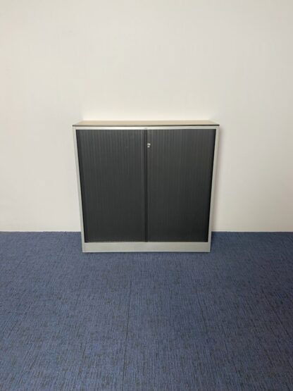 Roldeurkast Ahrend, aluminium/zwart, ahorn topblad, H 105 x B 120 x D 45 cm. - Afbeelding 2