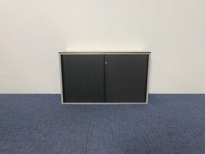 Roldeurkast Ahrend, aluminium/zwart, ahorn topblad, H 74 x B 120 x D 45 cm.