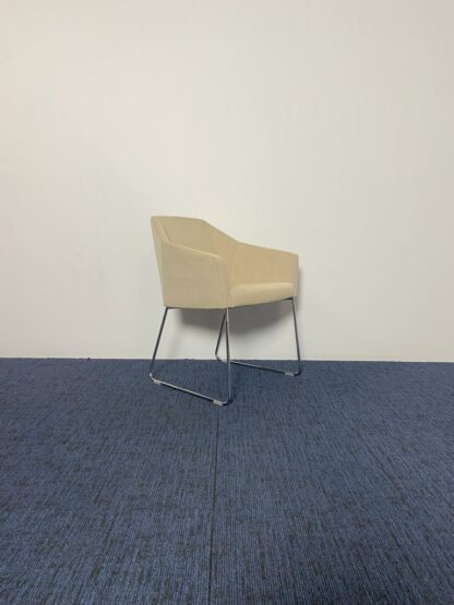 Vergaderstoel Casala Parker lll, beige stoffering, chroom onderstel