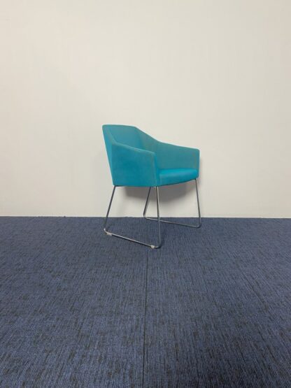 Vergaderstoel Casala Parker lll, blauwe stoffering, chroom onderstel