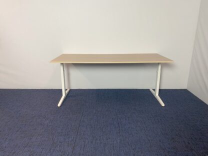 Bureau Ahrend, eiken blad, wit onderstel, 180 x 80 cm.