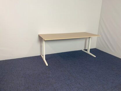 Bureau Ahrend, eiken blad, wit onderstel, 180 x 80 cm. - Afbeelding 2