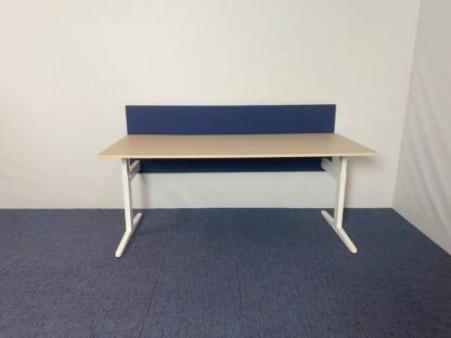 Bureau Ahrend (incl. donkerblauwe akoestische wand), eiken blad, wit onderstel, 180 x 80 cm.