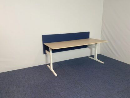 Bureau Ahrend (incl. donkerblauwe akoestische wand), eiken blad, wit onderstel, 180 x 80 cm. - Afbeelding 2