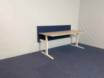 Bureau Ahrend (incl. donkerblauwe akoestische wand), eiken blad, wit onderstel, 180 x 80 cm. - Afbeelding 3