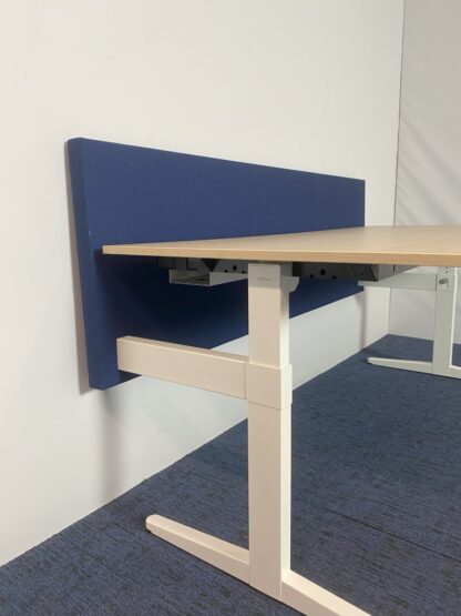 Bureau Ahrend (incl. donkerblauwe akoestische wand), eiken blad, wit onderstel, 180 x 80 cm. - Afbeelding 4