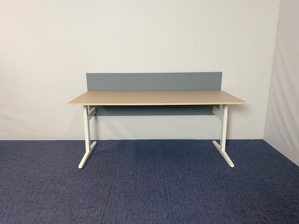 Bureau Ahrend (incl. lichtblauwe akoestische wand), eiken blad, wit onderstel, 180 x 80 cm.