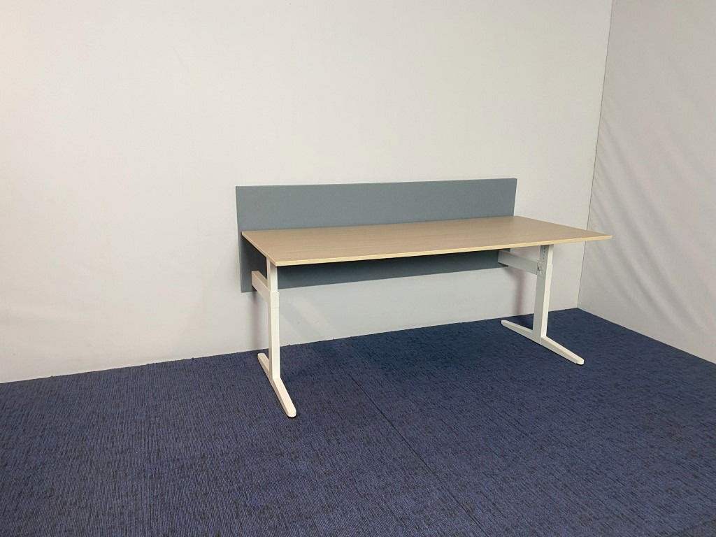 Bureau Ahrend (incl. lichtblauwe akoestische wand), eiken blad, wit onderstel, 180 x 80 cm. - Afbeelding 2
