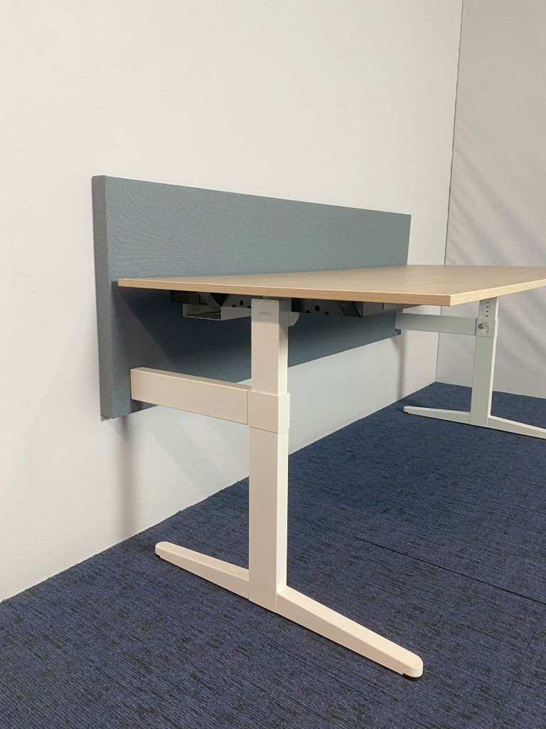 Bureau Ahrend (incl. lichtblauwe akoestische wand), eiken blad, wit onderstel, 180 x 80 cm. - Afbeelding 4
