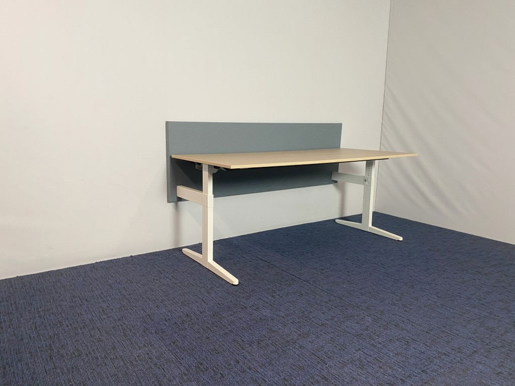 Bureau Ahrend (incl. lichtblauwe akoestische wand), eiken blad, wit onderstel, 180 x 80 cm. - Afbeelding 3