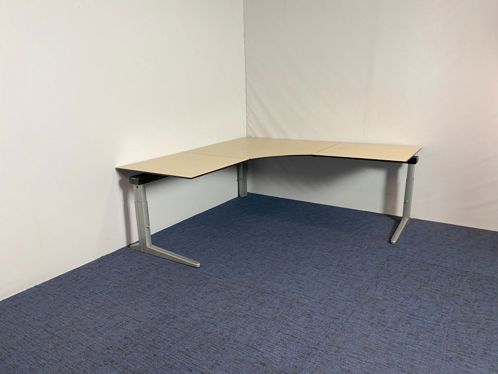 Hoekbureau Ahrend Essa, ahorn blad, aluminium onderstel, 200 x 200 cm.