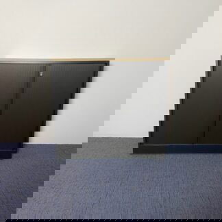 Roldeurkast Ahrend, nieuw zwart gespoten, nieuw topblad in kleur naar keuze, H 105 x B 120 x D 45 cm.