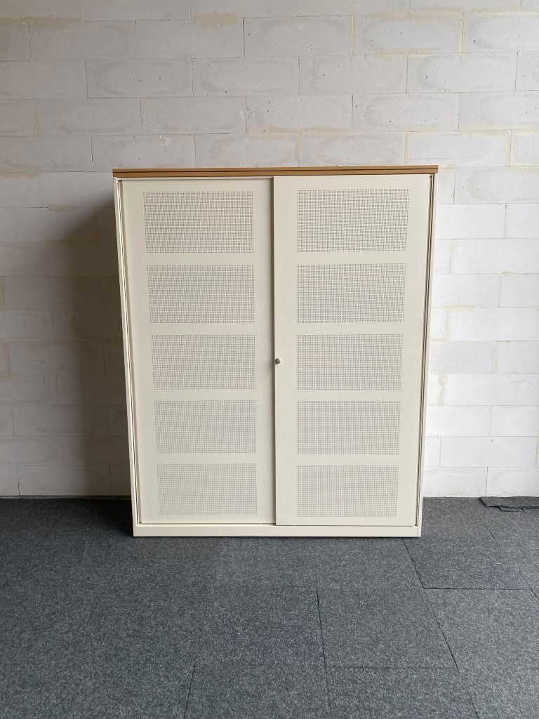 Schuifdeurkast Ahrend (akoestisch), gebroken wit, bamboe topblad, H 200 x B 160 x D 45 cm.