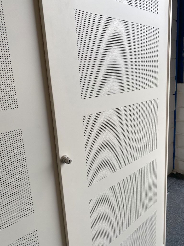 Schuifdeurkast Ahrend (akoestisch), gebroken wit, bamboe topblad, H 200 x B 160 x D 45 cm. - Afbeelding 7