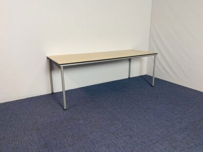 Vergadertafel Ahrend, ahorn blad, aluminium 4-poot onderstel, 200 x 80 cm.