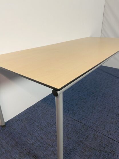 Vergadertafel Ahrend, ahorn blad, aluminium 4-poot onderstel, 200 x 80 cm. - Afbeelding 3