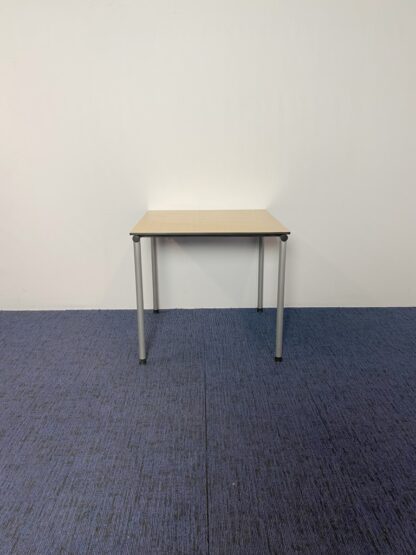 Vergadertafel Ahrend, ahorn blad, aluminium 4-poot onderstel, 80 x 80 cm.