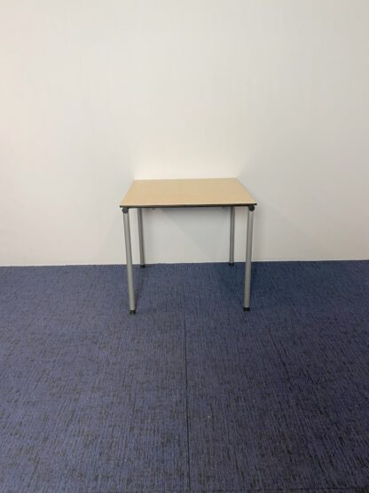 Vergadertafel Ahrend, ahorn blad, aluminium 4-poot onderstel, 80 x 80 cm. - Afbeelding 2