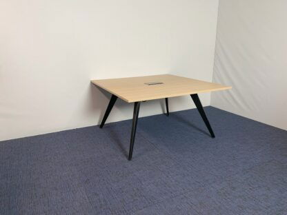 Vergadertafel Wiesner Hager, incl. fliptop, eiken blad, zwart onderstel, 140 x 140 cm.