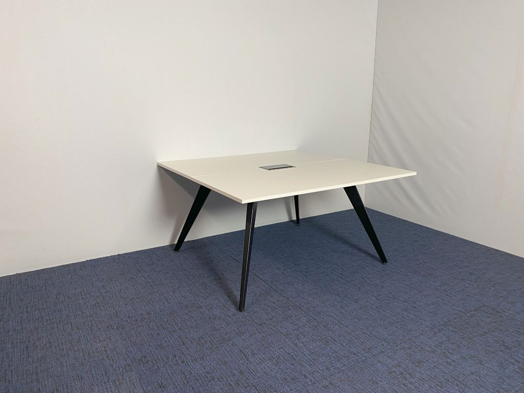 Vergadertafel Wiesner Hager, incl. fliptop, wit blad, zwart onderstel, 140 x 140 cm.