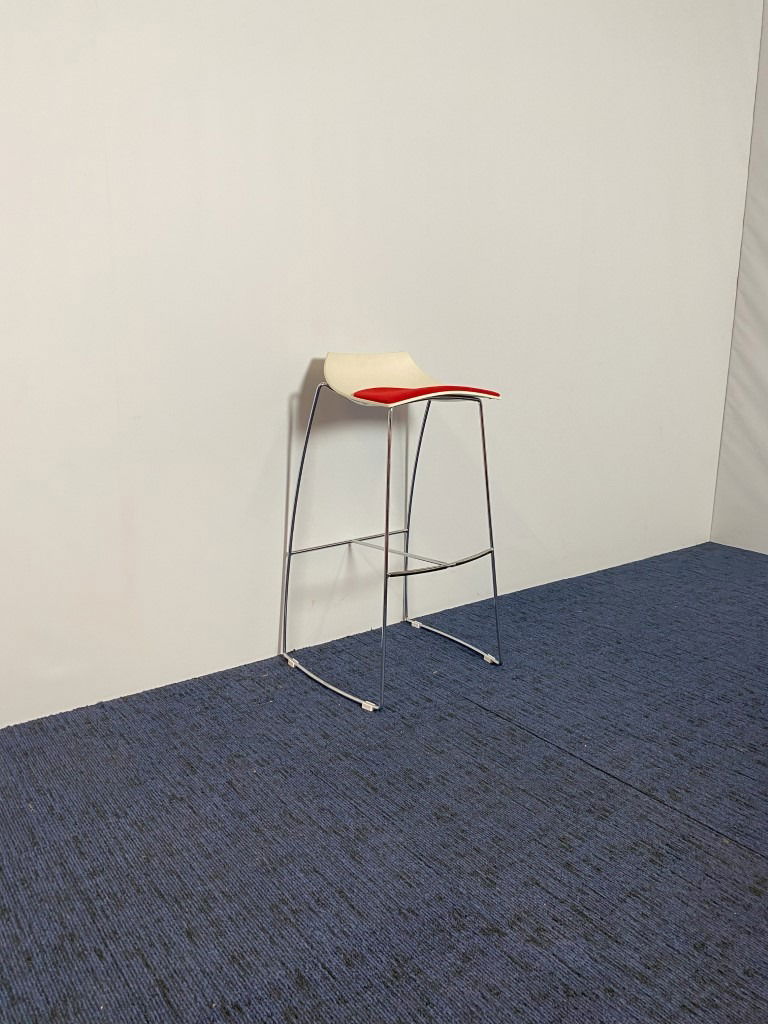 Barkruk Hoop, rode stof, chroom onderstel