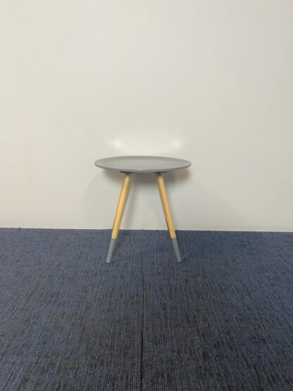 Bijzettafel Zuiver Two Tone, antraciet/eiken, diameter 48 cm.