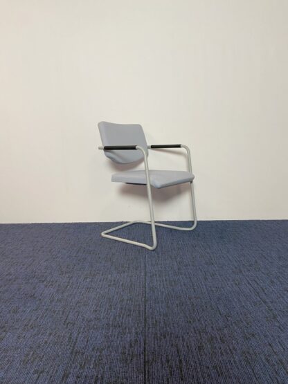 Vergaderstoel Lande, lichtgrijze stof, aluminium slede