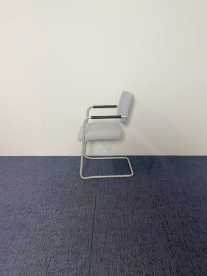 Vergaderstoel Lande, lichtgrijze stof, aluminium slede - Afbeelding 4