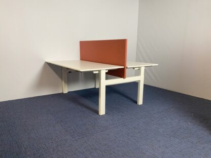 Bench bureau Vepa (slinger - incl. akoestische wand), wit blad, wit onderstel, 160 x 170 cm.