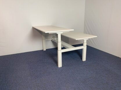 Bench zit/sta bureau Voortman (elektrisch), wit blad, wit onderstel, 160 x 170 cm.