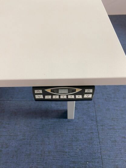 Bench zit/sta bureau Voortman (elektrisch), wit blad, wit onderstel, 160 x 170 cm. - Afbeelding 6